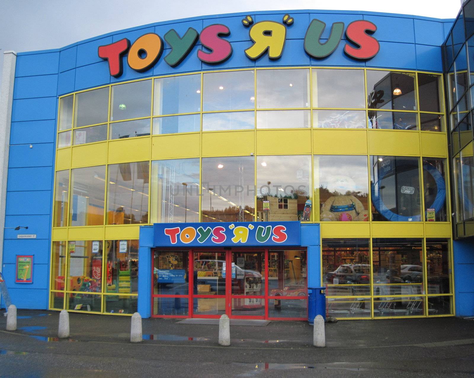 TOYS R US store