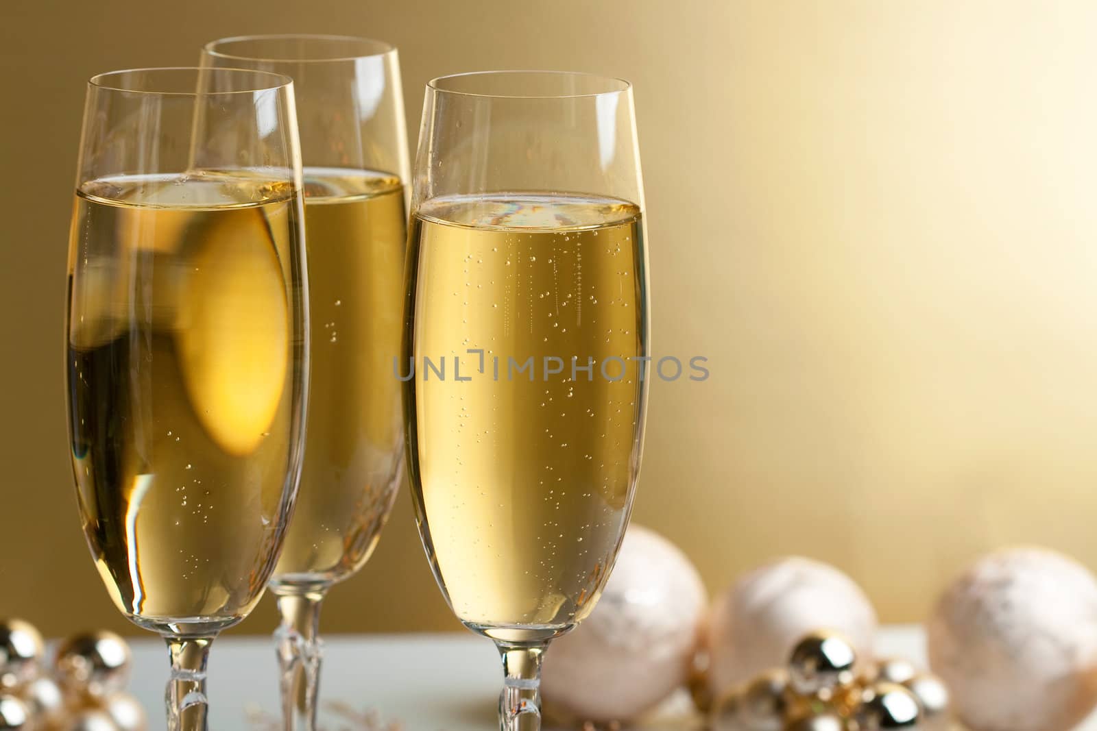 glasses of champagne by azschach