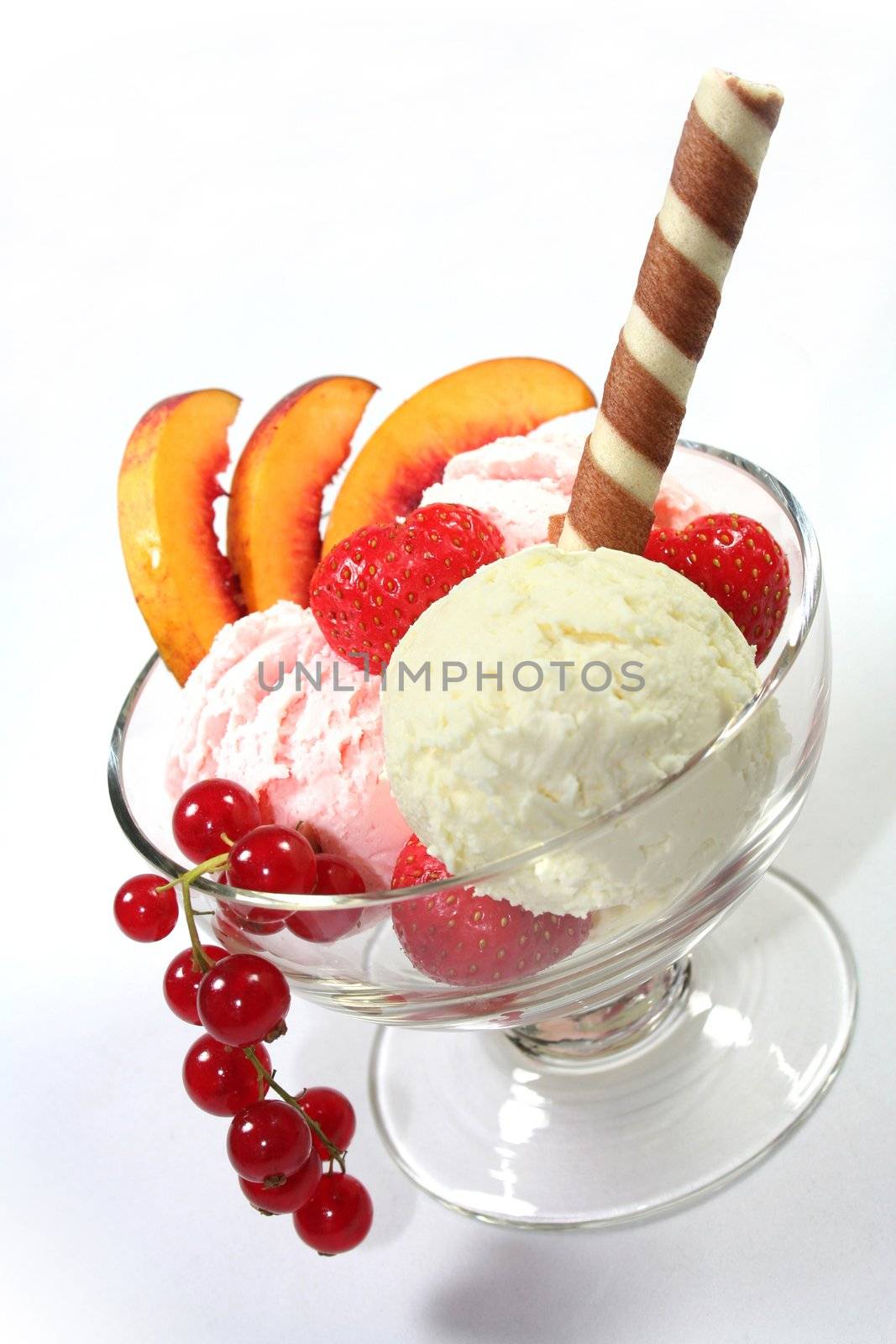 Ice cream with vanilla and strawberry ice cream