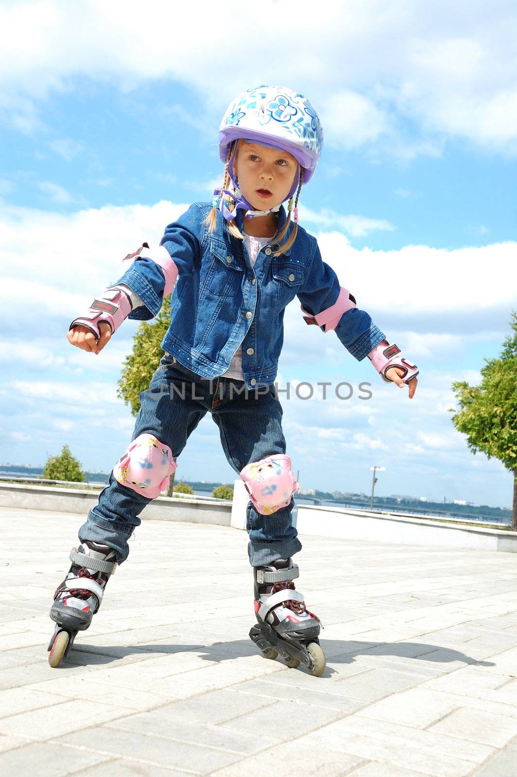 little girl doing her first steps in rollerblading