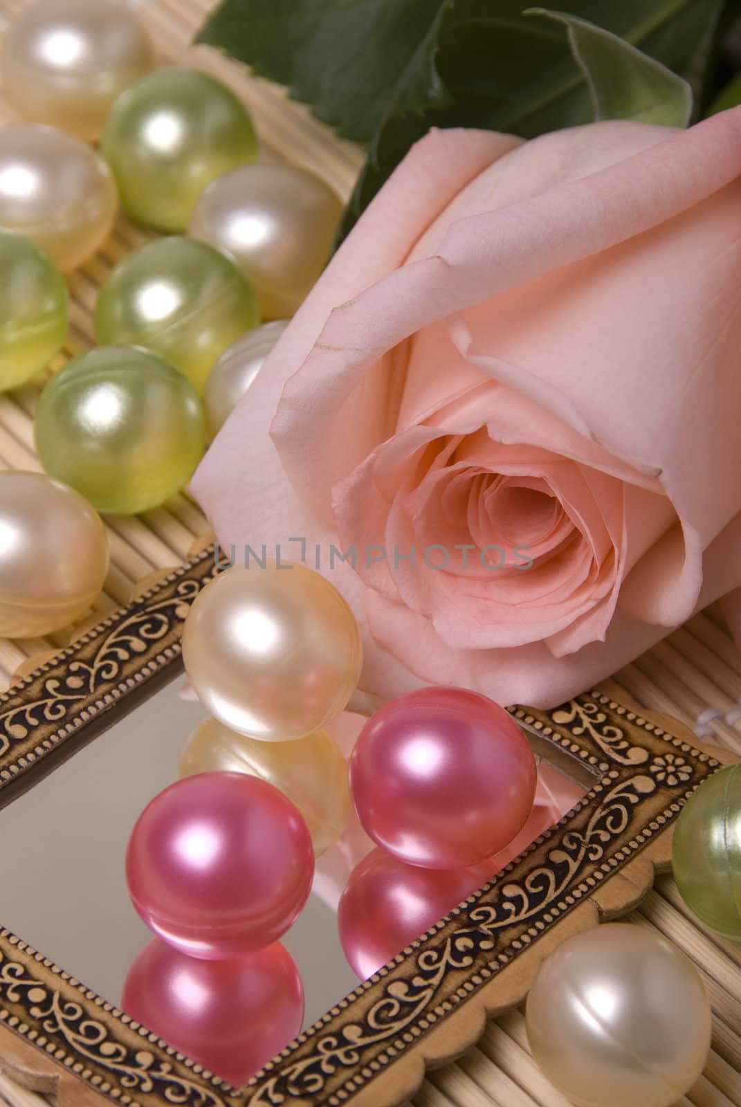 Various oil pearl mirror and pink rose 