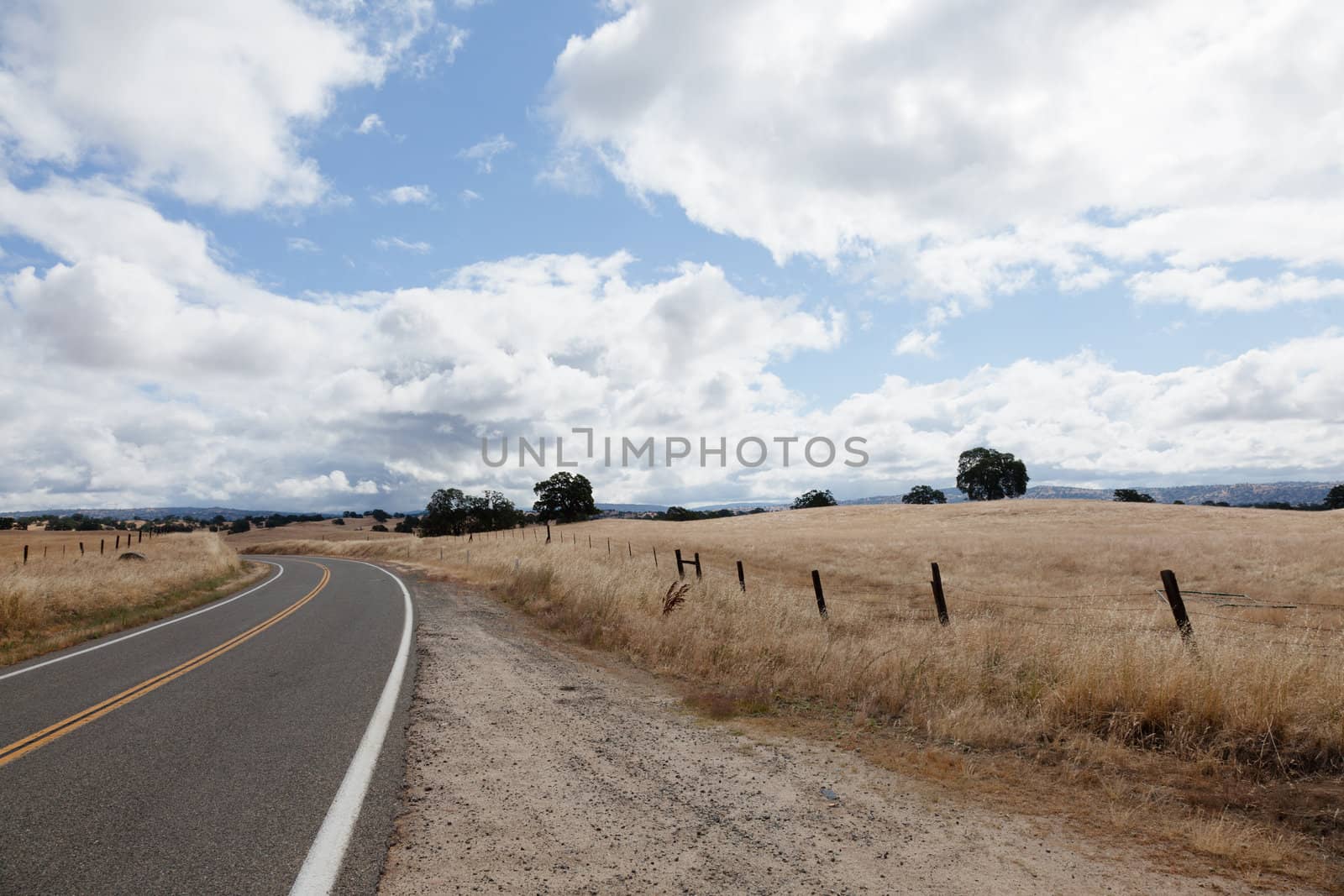 Sierra foothills around Mariposa in Central Valley, California