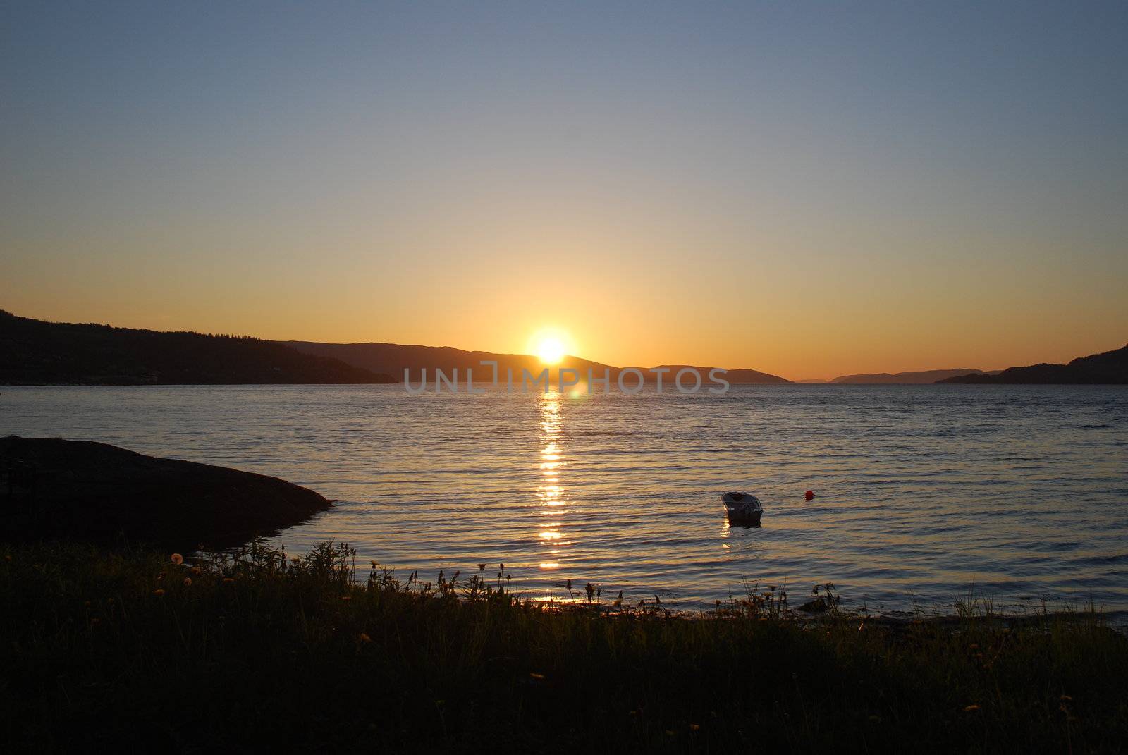 Solnedgang i trondheimsfjorden, sett fra skaun kommune.