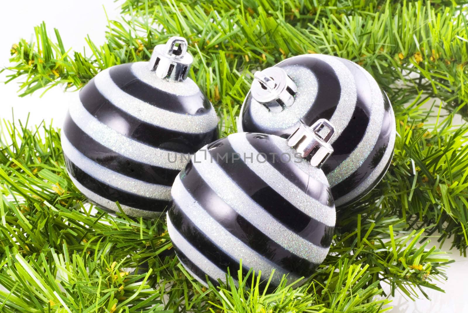 Striped christmas balls. by SasPartout