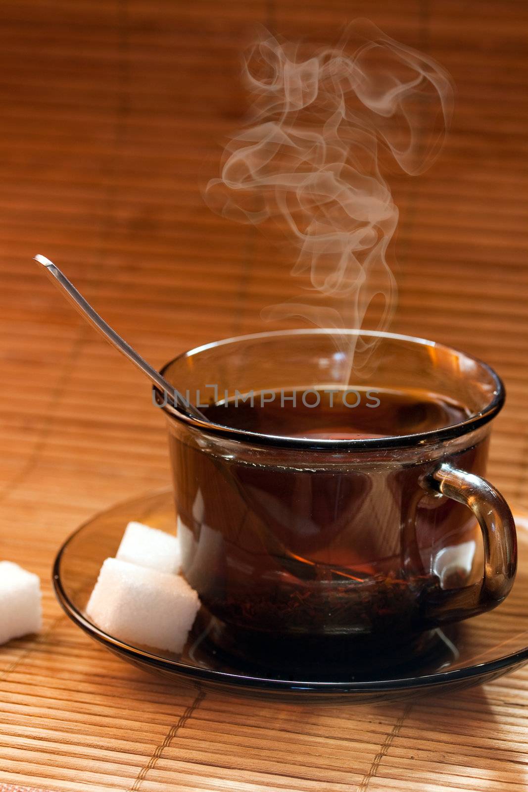 Photo cups of tea with sugar, made ​​early in the morning