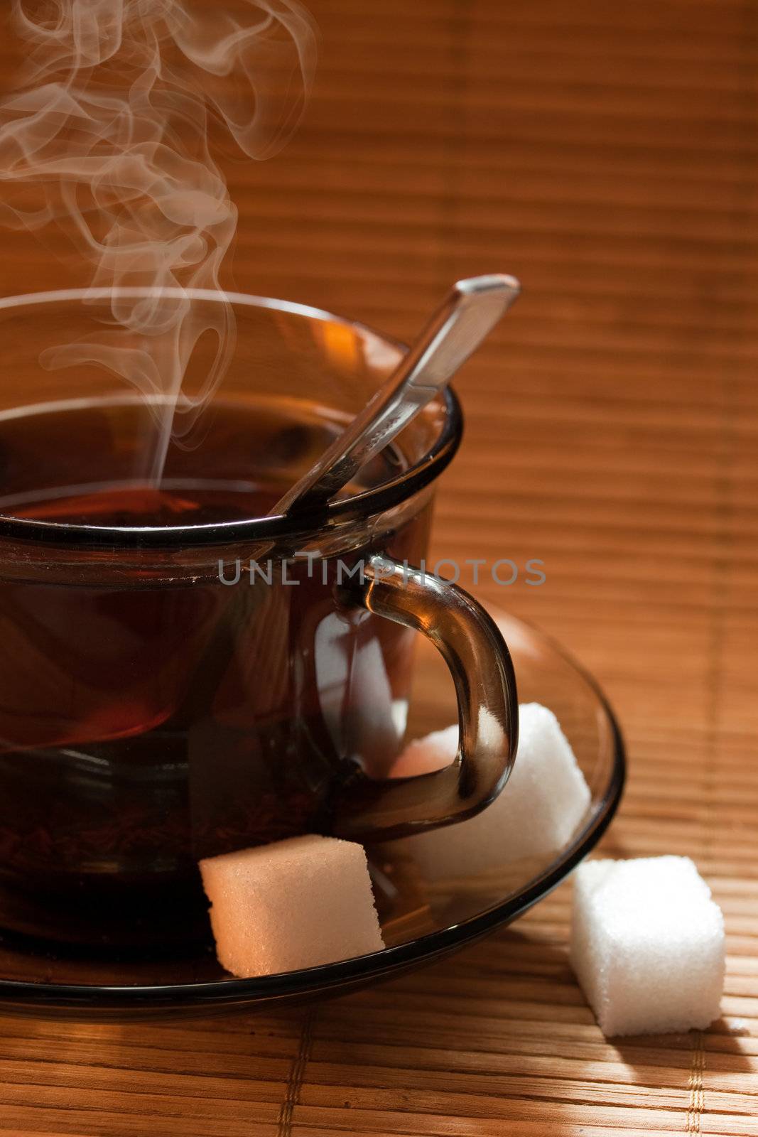 Photo cups of tea with sugar, made ​​early in the morning