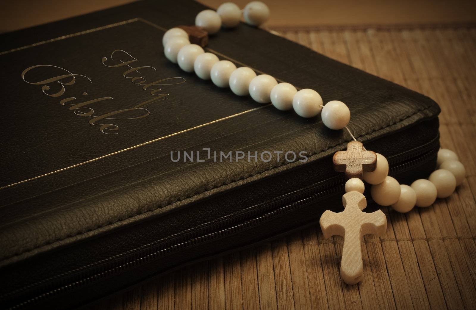 Photo holy bible and cross on a wooden brown background