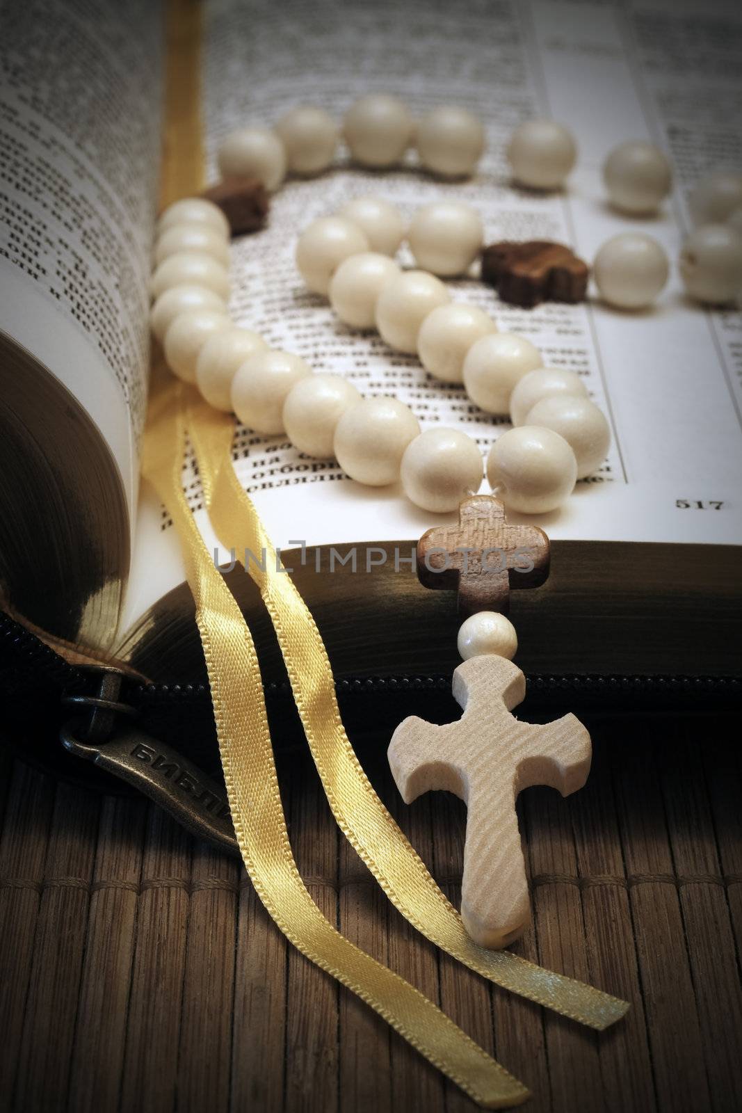 Photo holy bible and cross on a wooden brown background