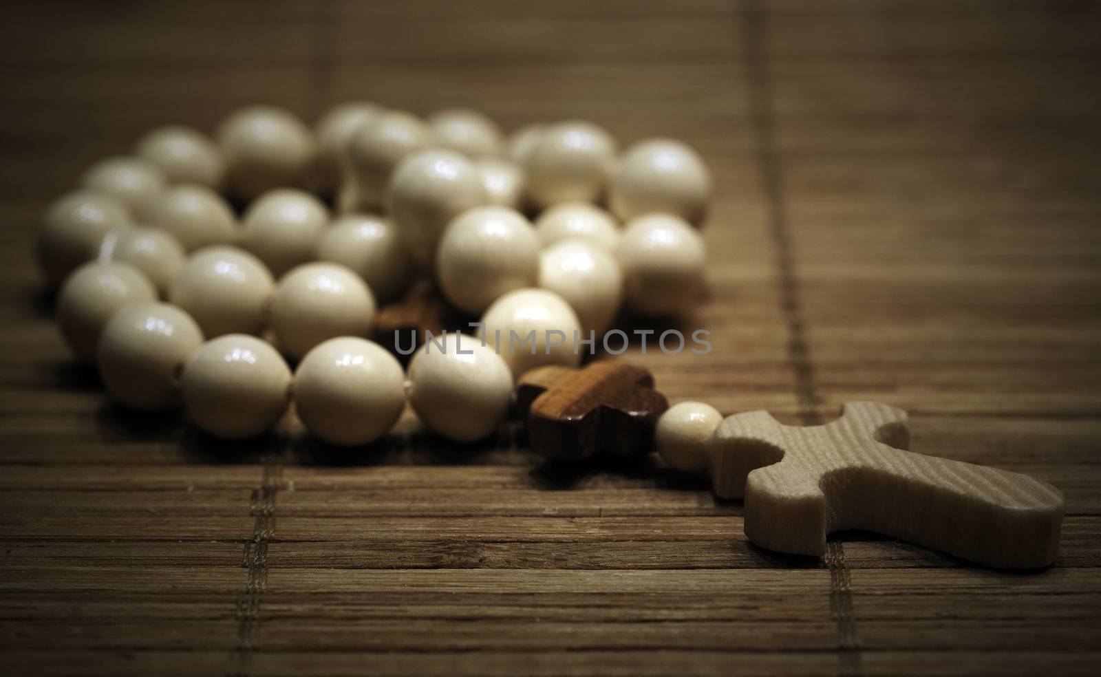 Photo holy bible and cross on a wooden brown background