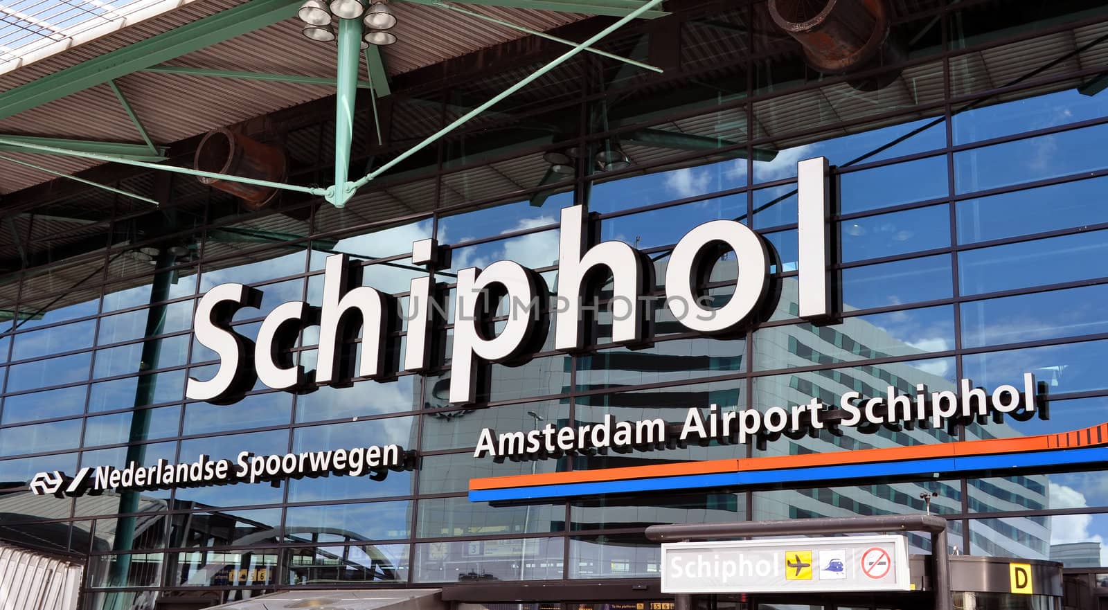 Schiphol International. by FER737NG