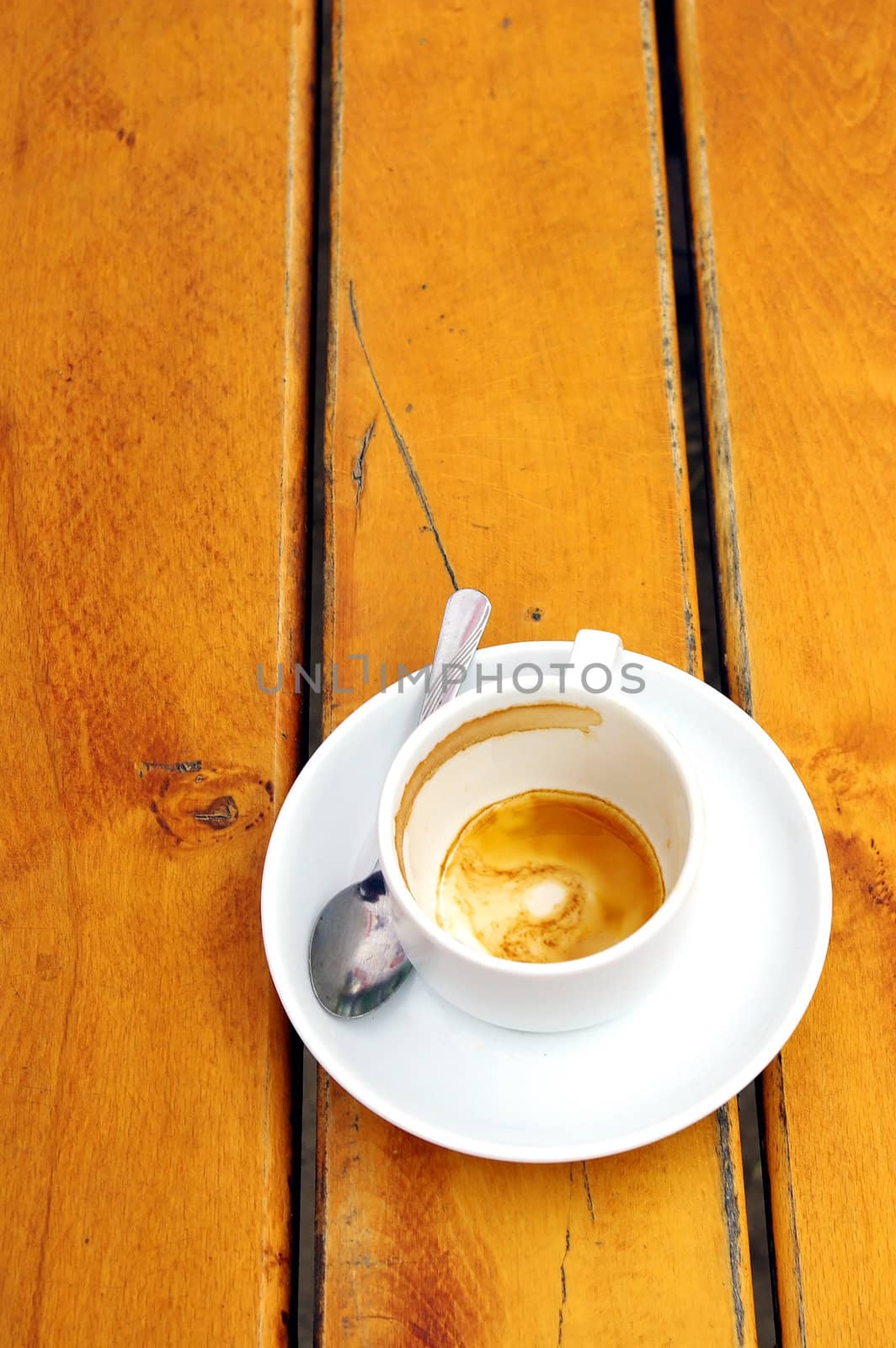 empty cofffe cup in the table