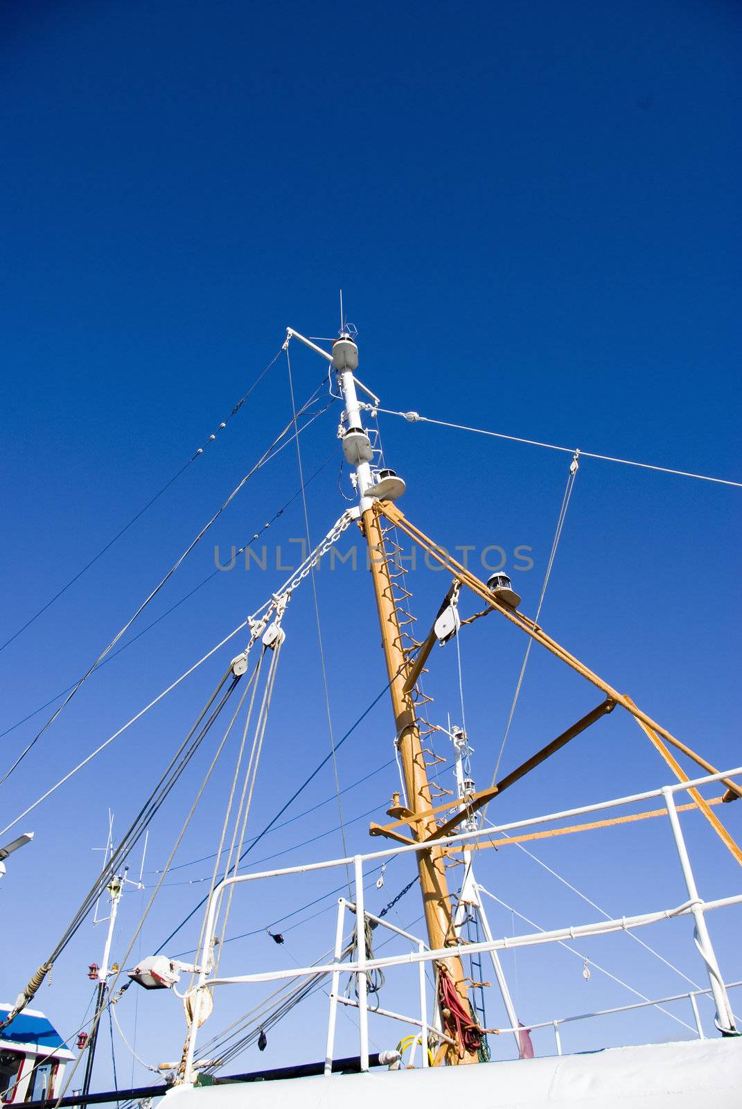 ship mast with ropes