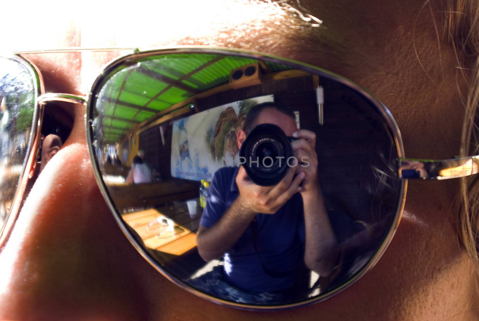 reflect of photograf on sunglass