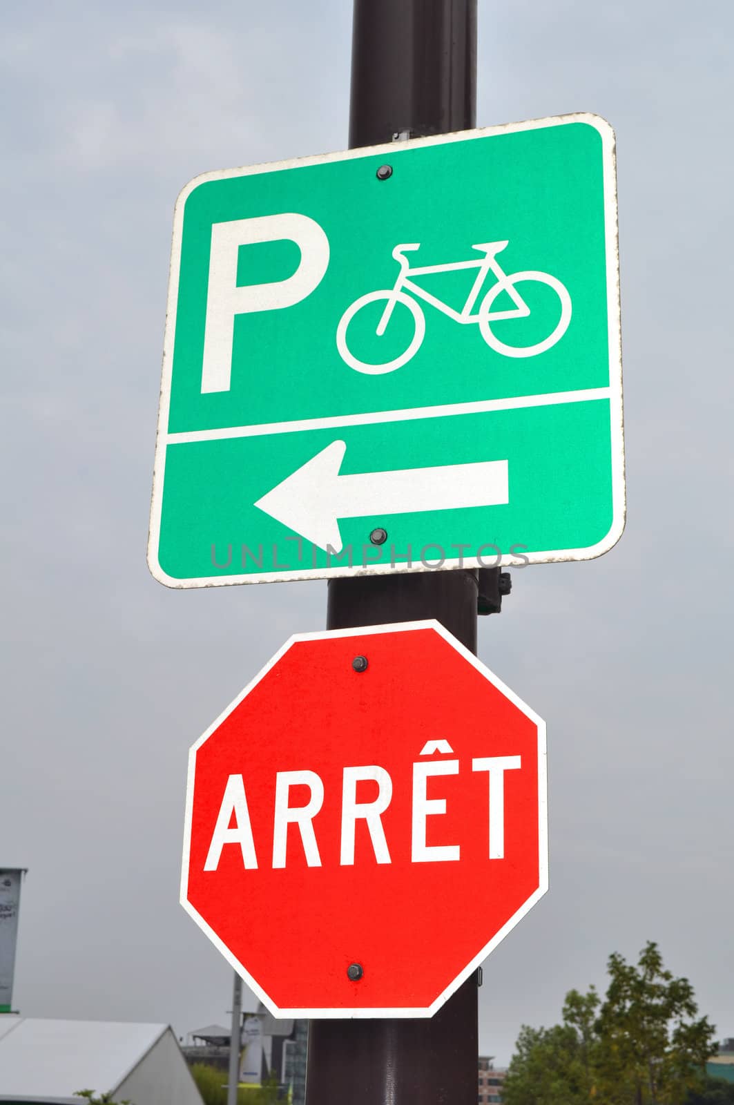 Stop (arret) and bicycle parking sign, in French