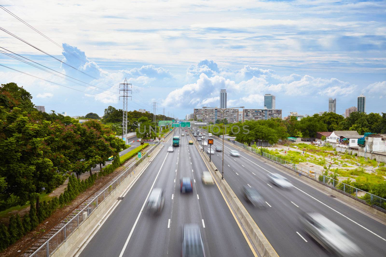 Active vehicular traffic on urban highways - day