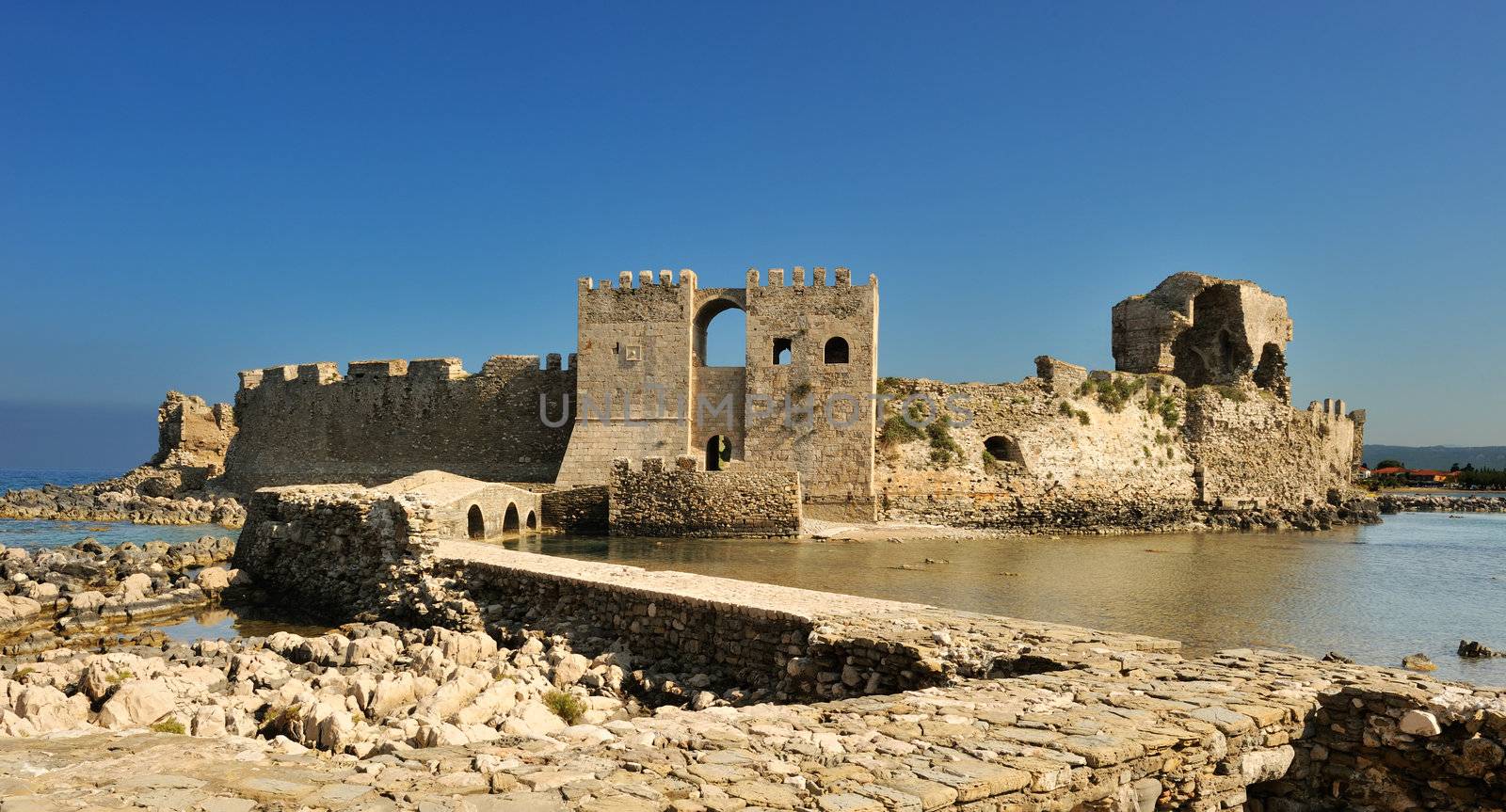 The castle at Methoni by akarelias