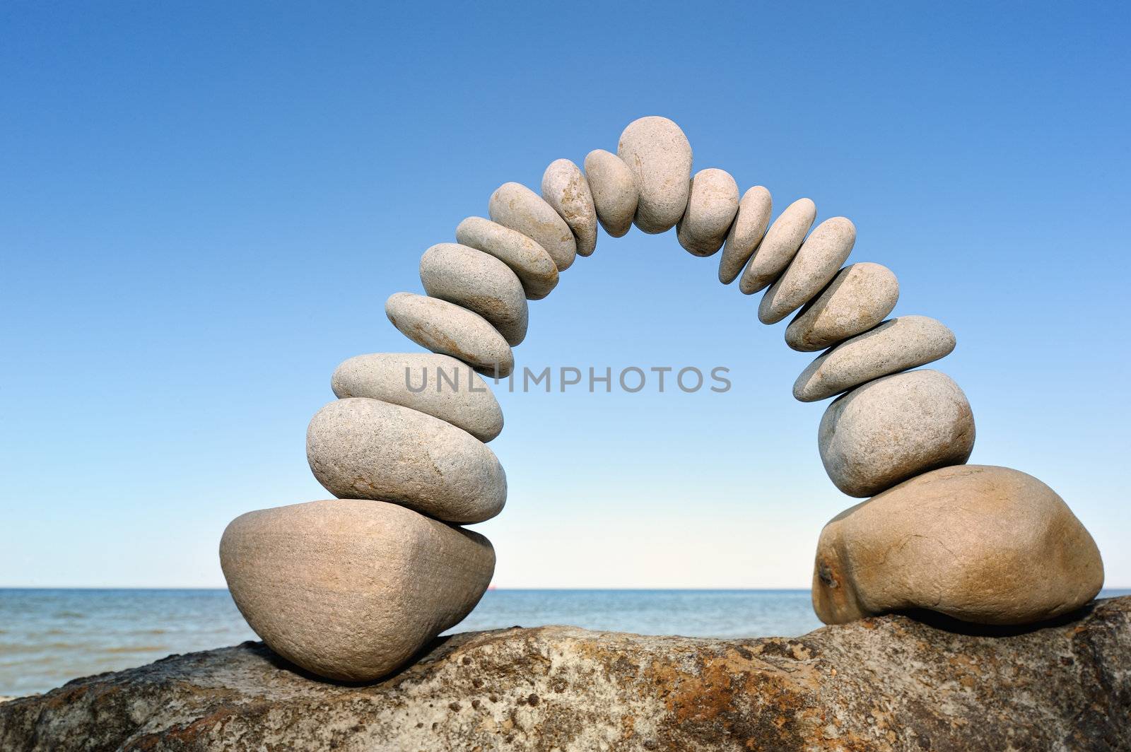 The cobblestones as arch on the edge of the cliff