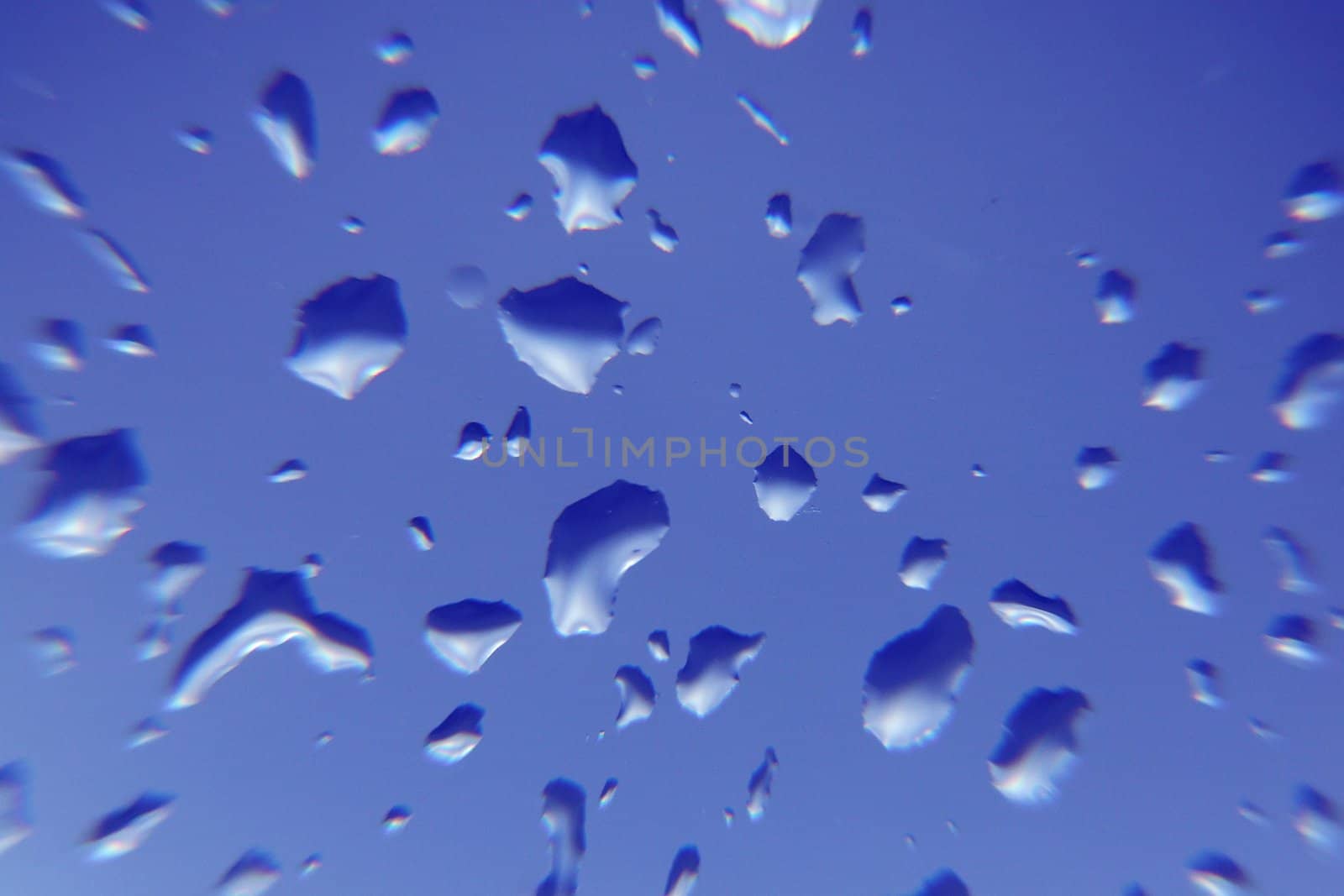 Wassertropfen auf Glas 
