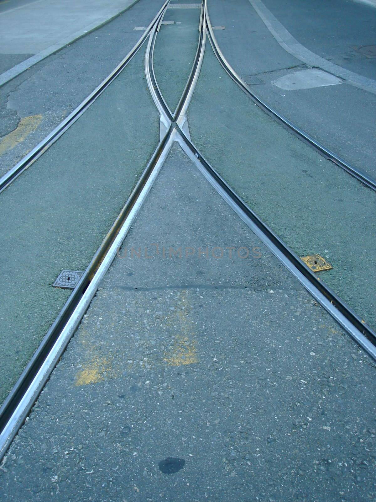 Separation of metallic tramway railways on the grey tar