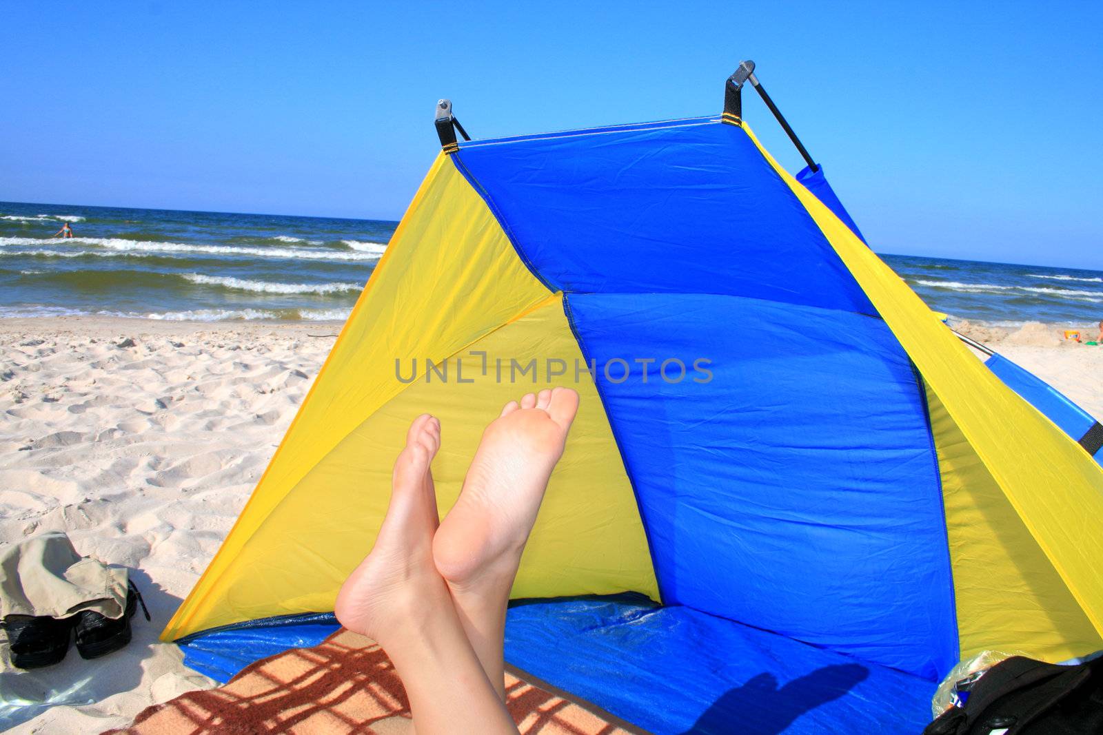 Beautiful woman with crossed legs resting on the beach
