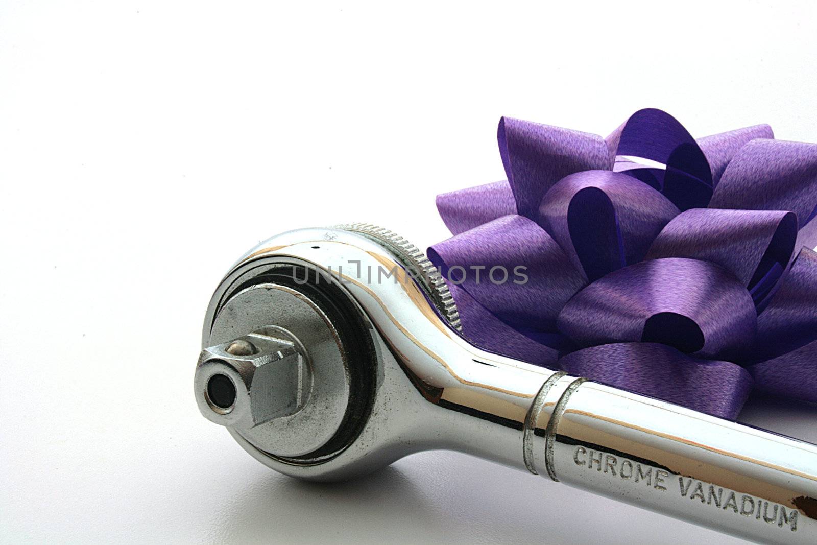 The handle of fastening for a wrench with a violet bow.