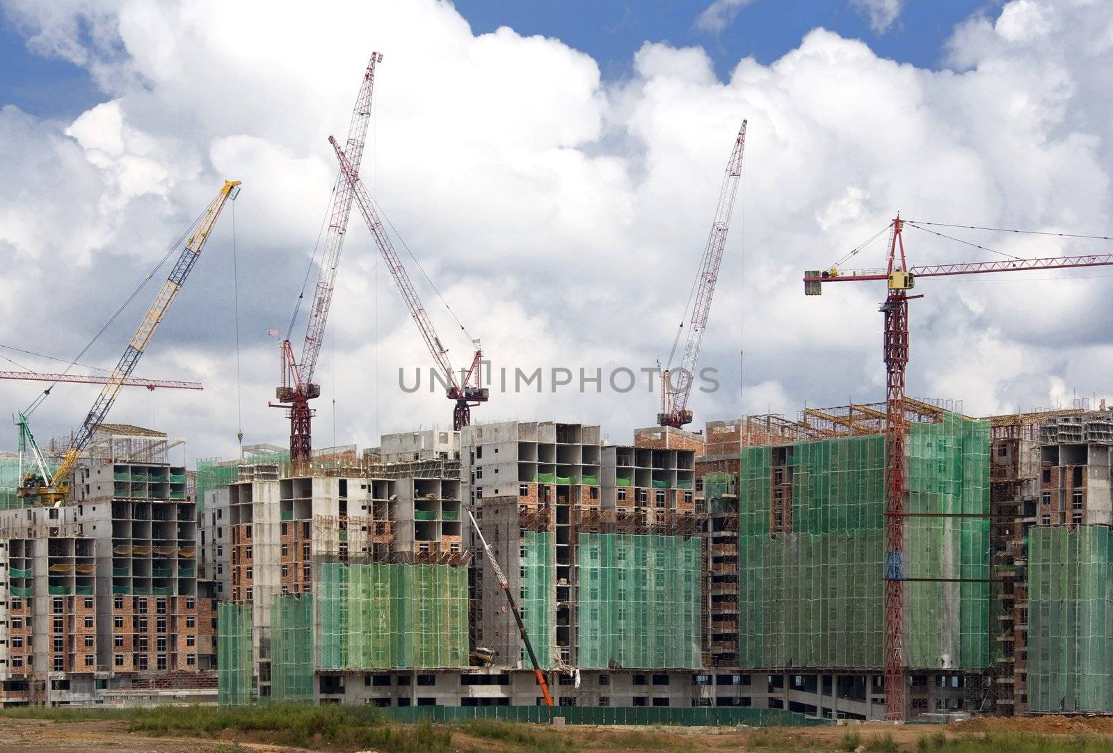 Multi-storey building under construction with a number of cranes.