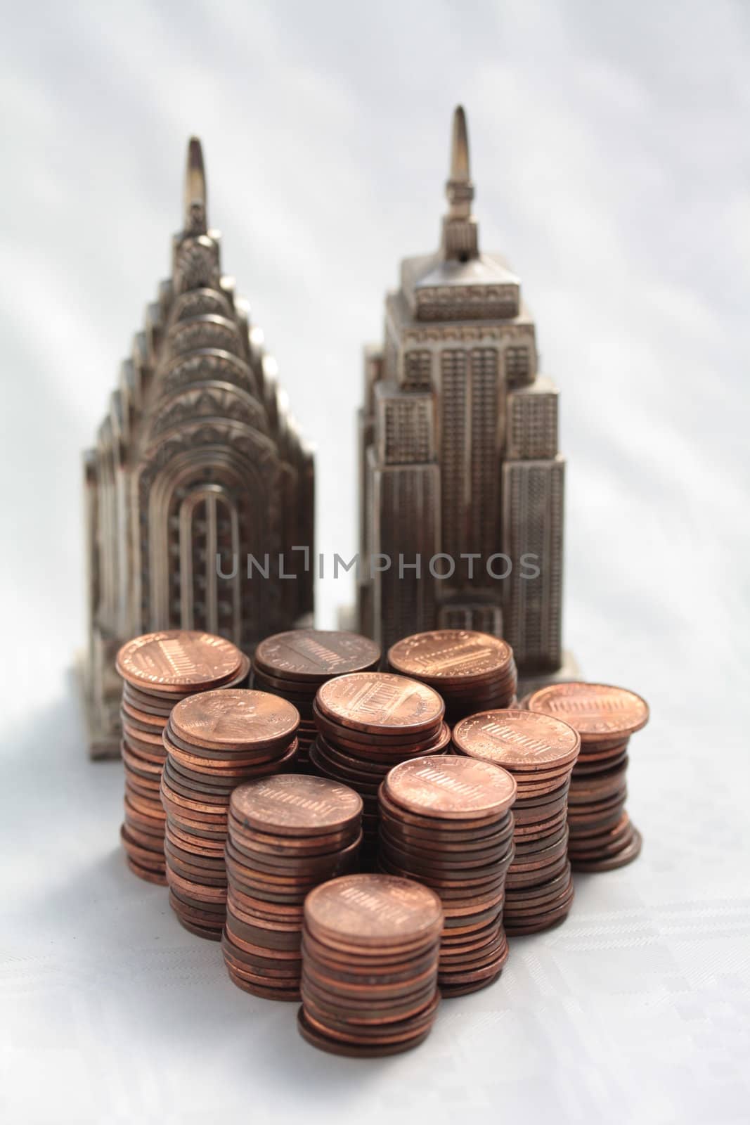 American one cent coins and two famous landmarks from New York