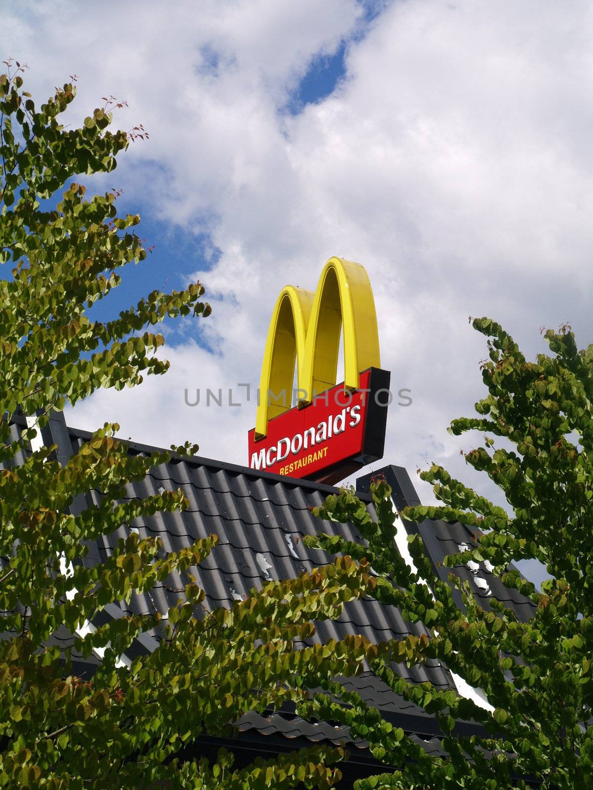 McDonalds restaurant by viviolsen