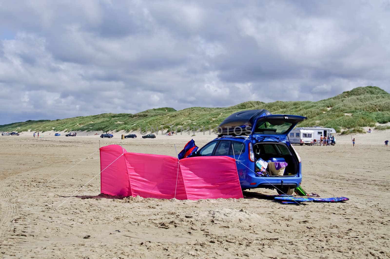 Car on the beach by GryT