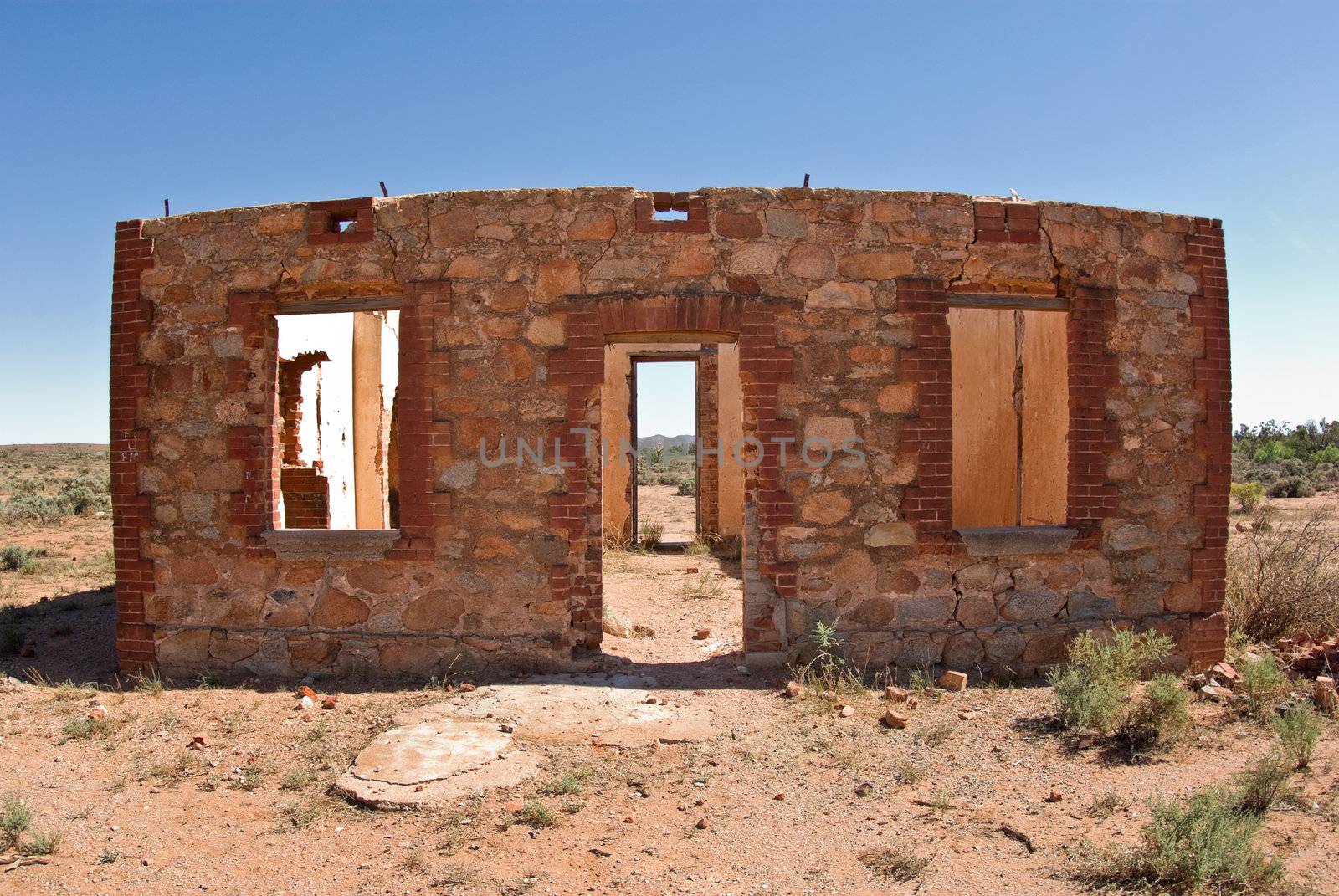 old ruins of a house in the hot australian desert