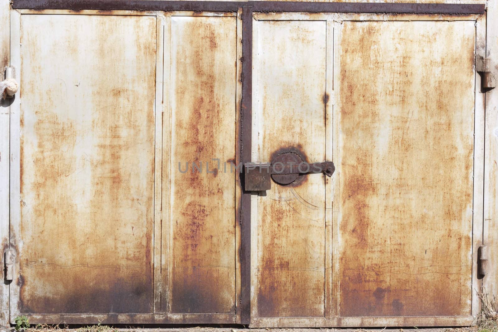 attack by corrosion gate of garage 
