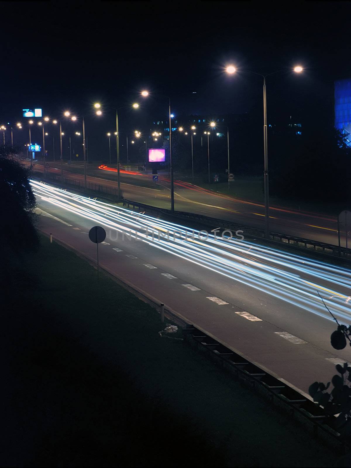 Road by night, trafic, long exposition, light lines, nightshot