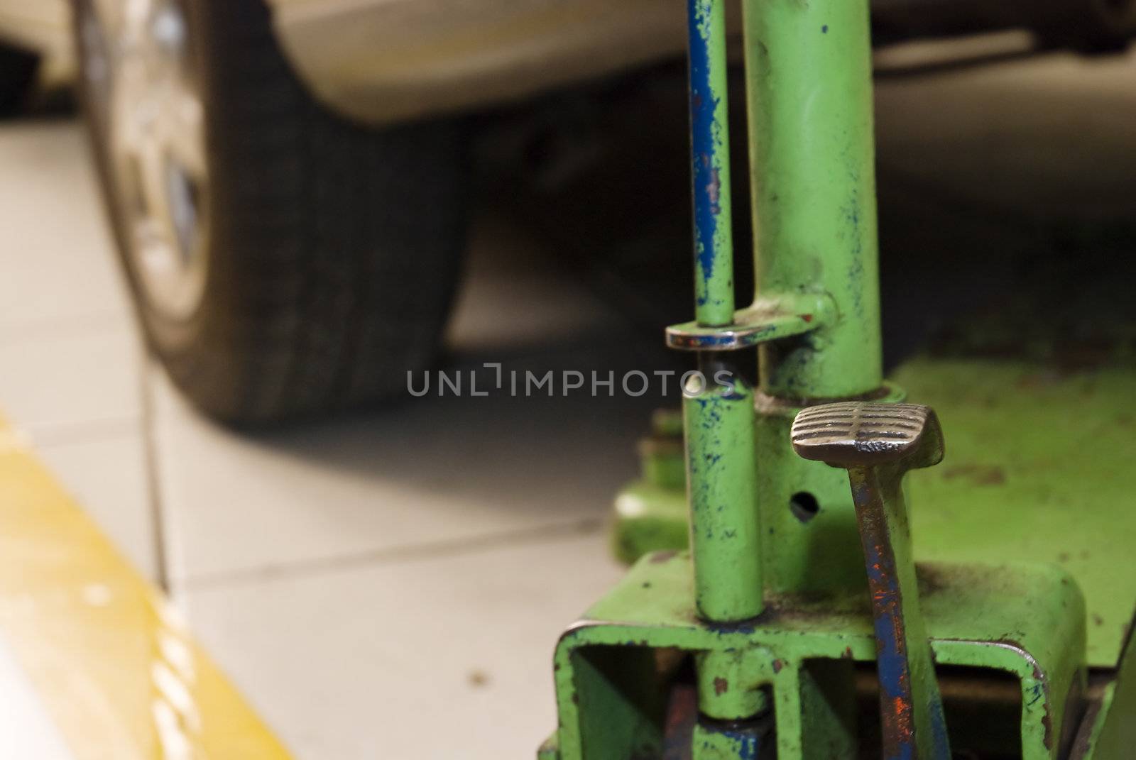Detail of a green undehoist