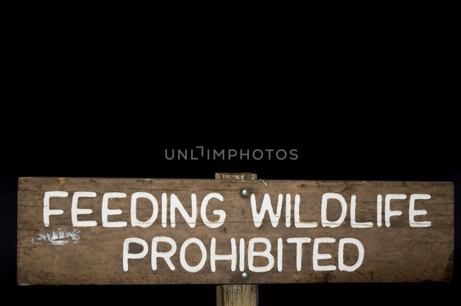 A roadsign instructing people not to feed the wildlife.