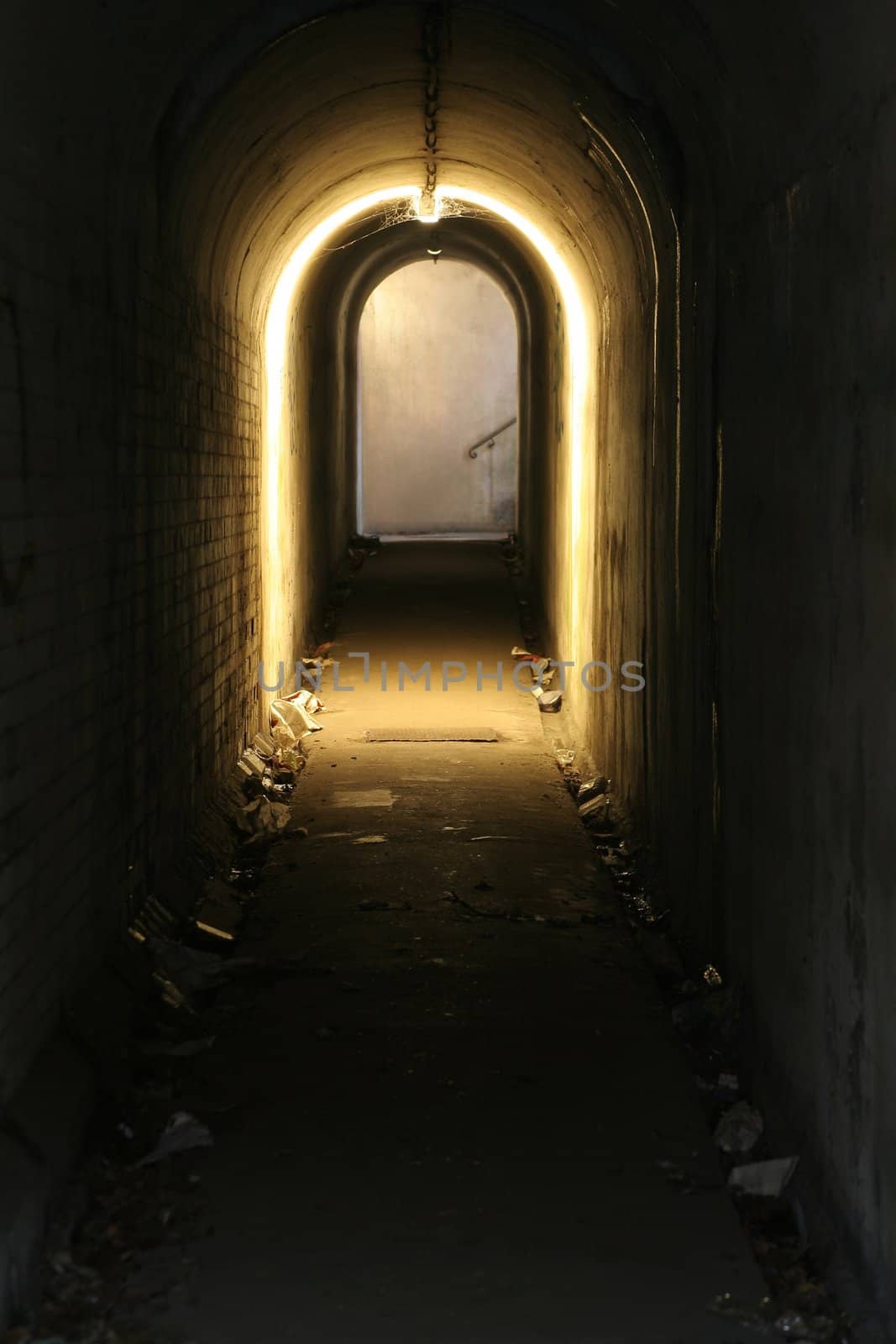 Spooky tunnel by hanhepi