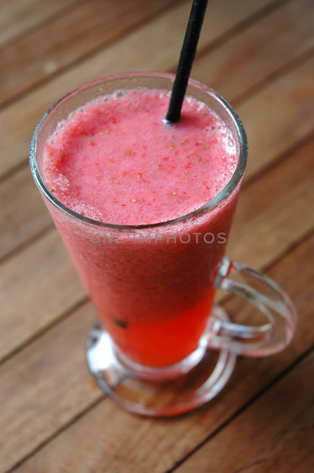 fresh strawberry juice that ready to served