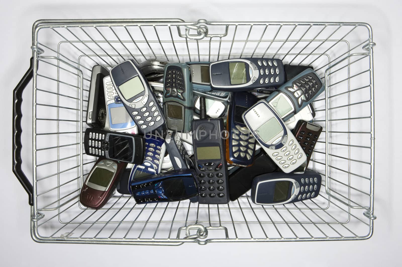 Cellphones in a shopping-basket by gemenacom