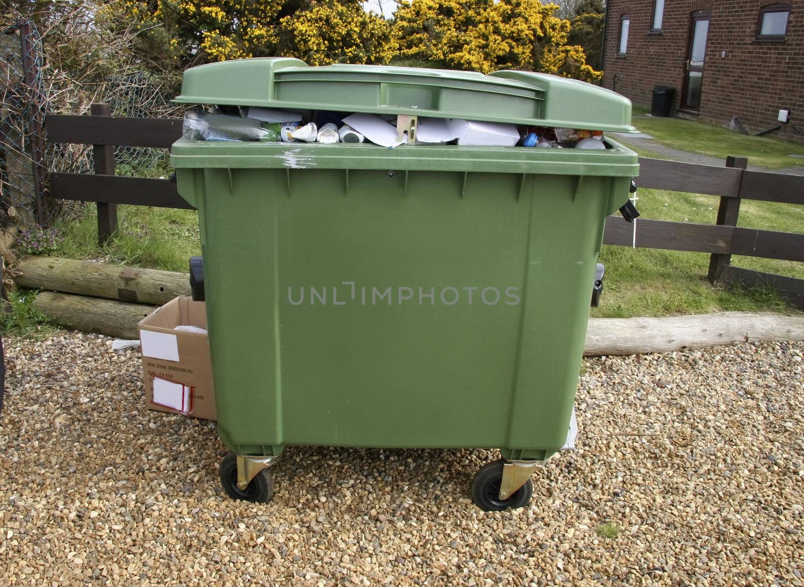 green recycle bin by leafy