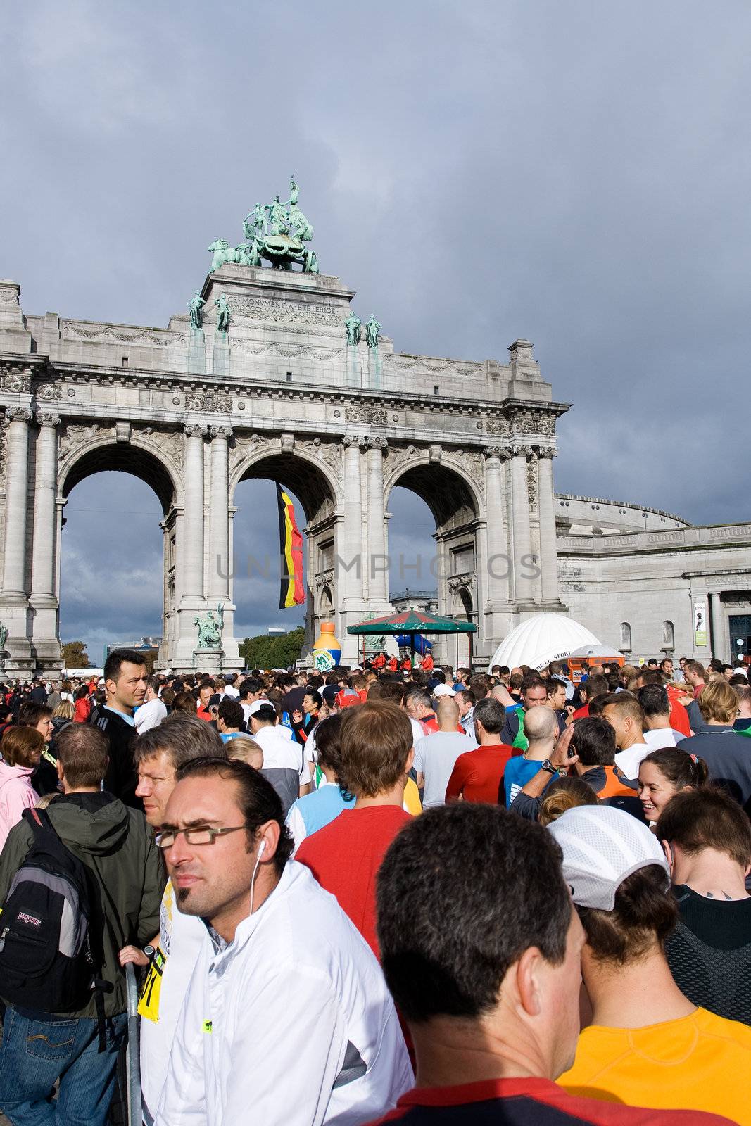 BRUSSELS - OCTOBER 4: Participants of Brussels half marathon waiting for start at Triumphal arch. October 5, 2009, Belgium, Brussels