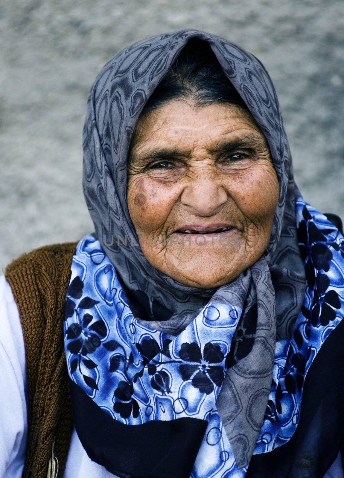 Old woman by kobby_dagan
