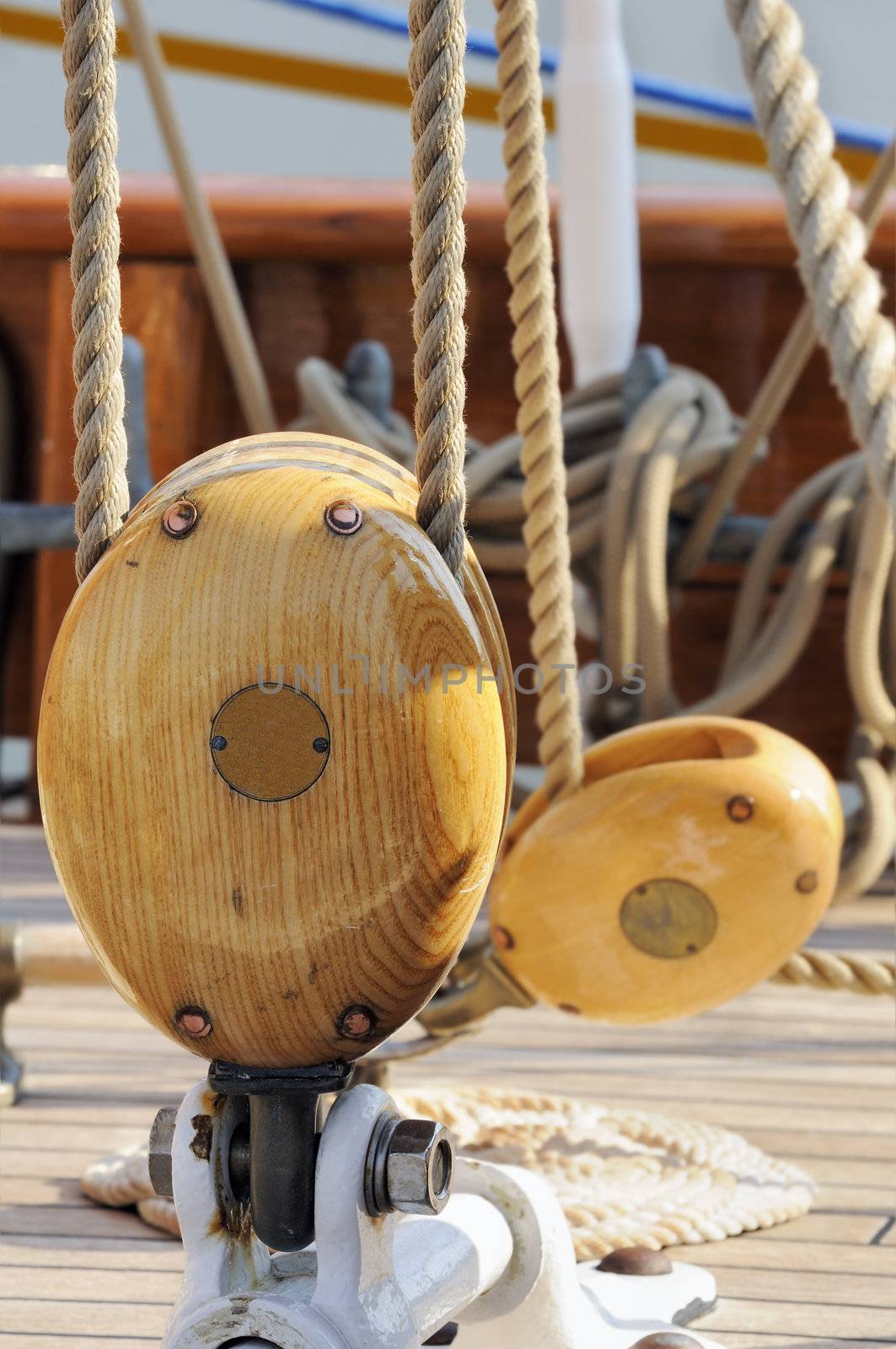Sailing pulleys and ropens of an ancient sailboat