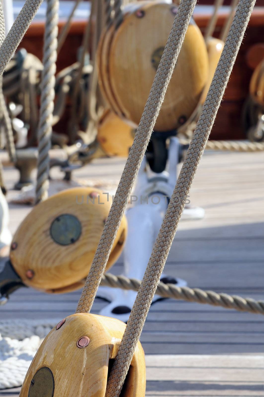 Sailing pulleys and ropes of a vintage sailboat