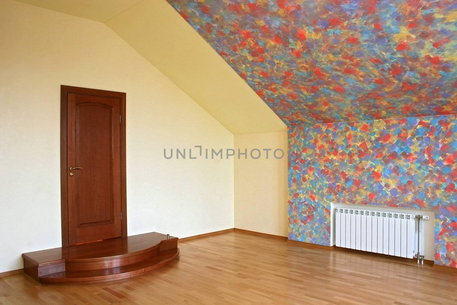 Empty room without furniture with a wooden door and colour decorative plaster on a wall