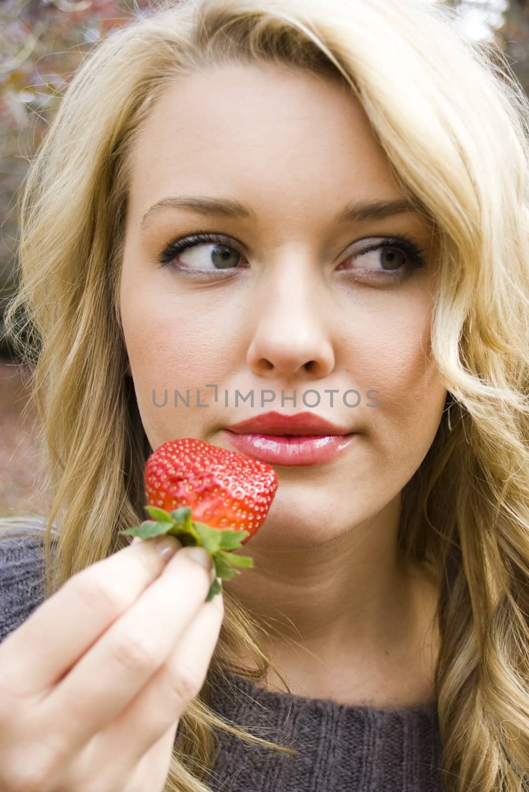 eating strawberries by angietakespics