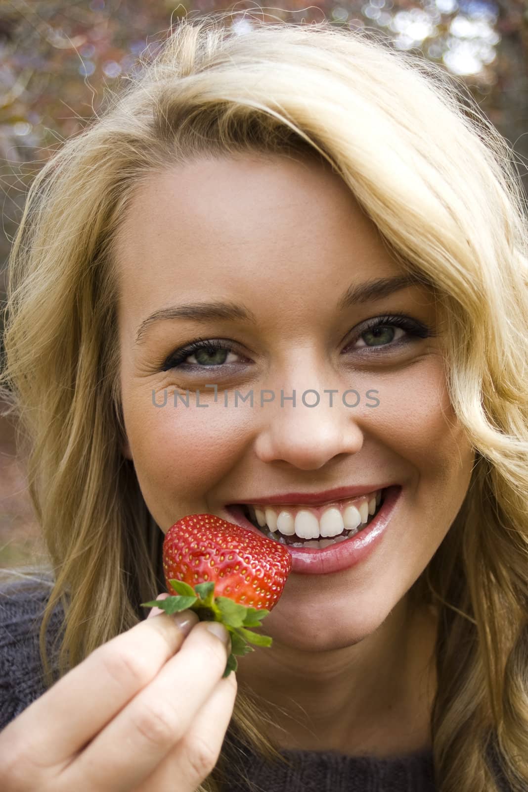 eating strawberries by angietakespics