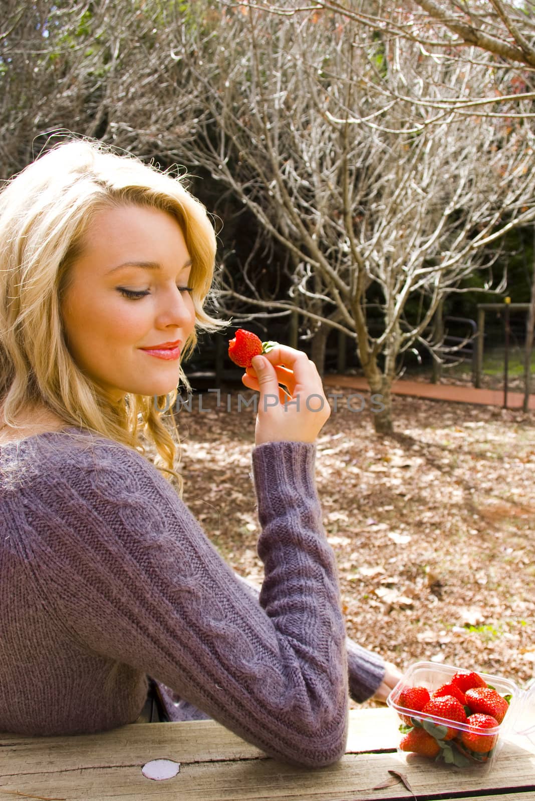 eating strawberries by angietakespics