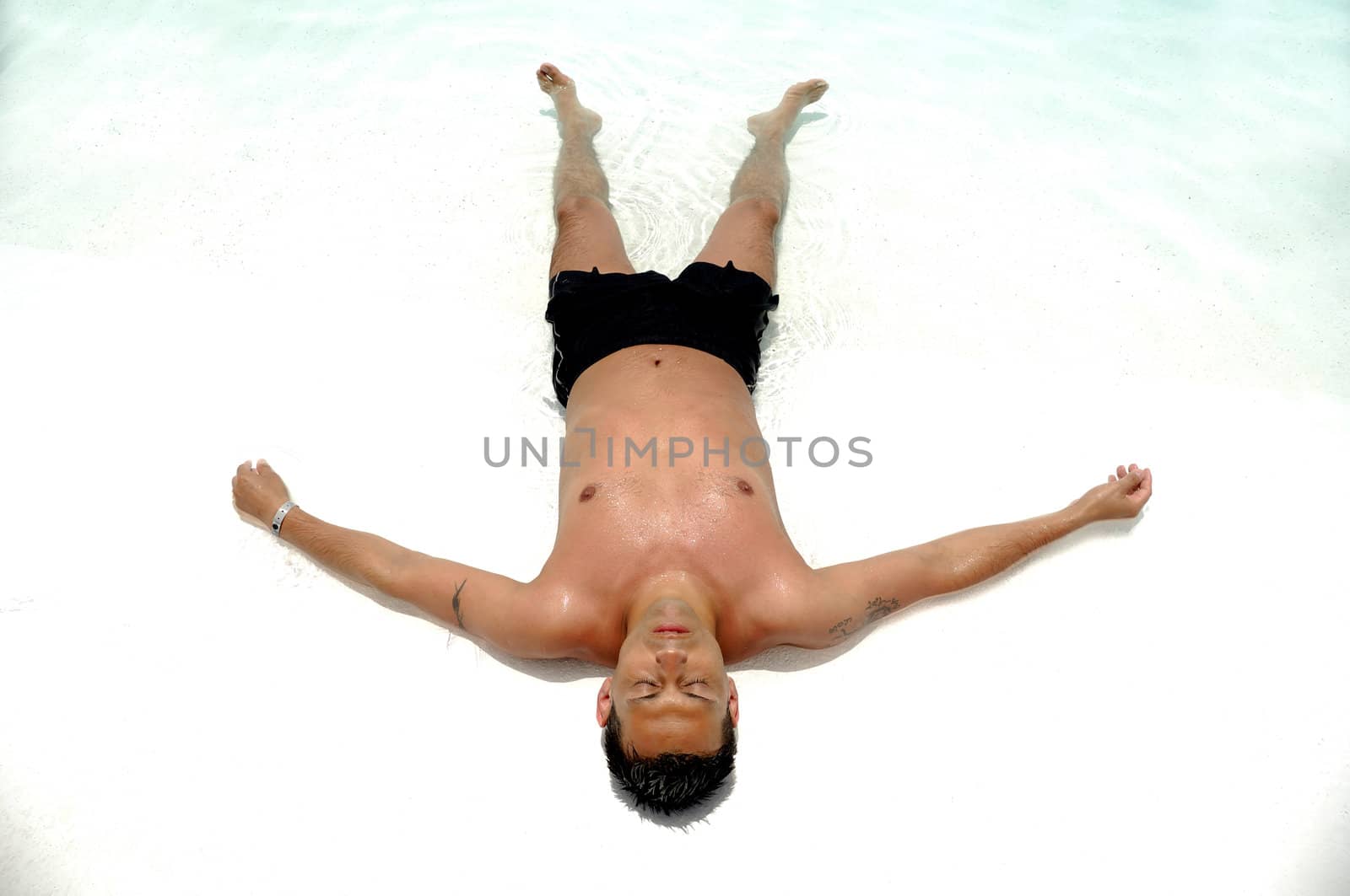 Man relaxing in pool by cfoto