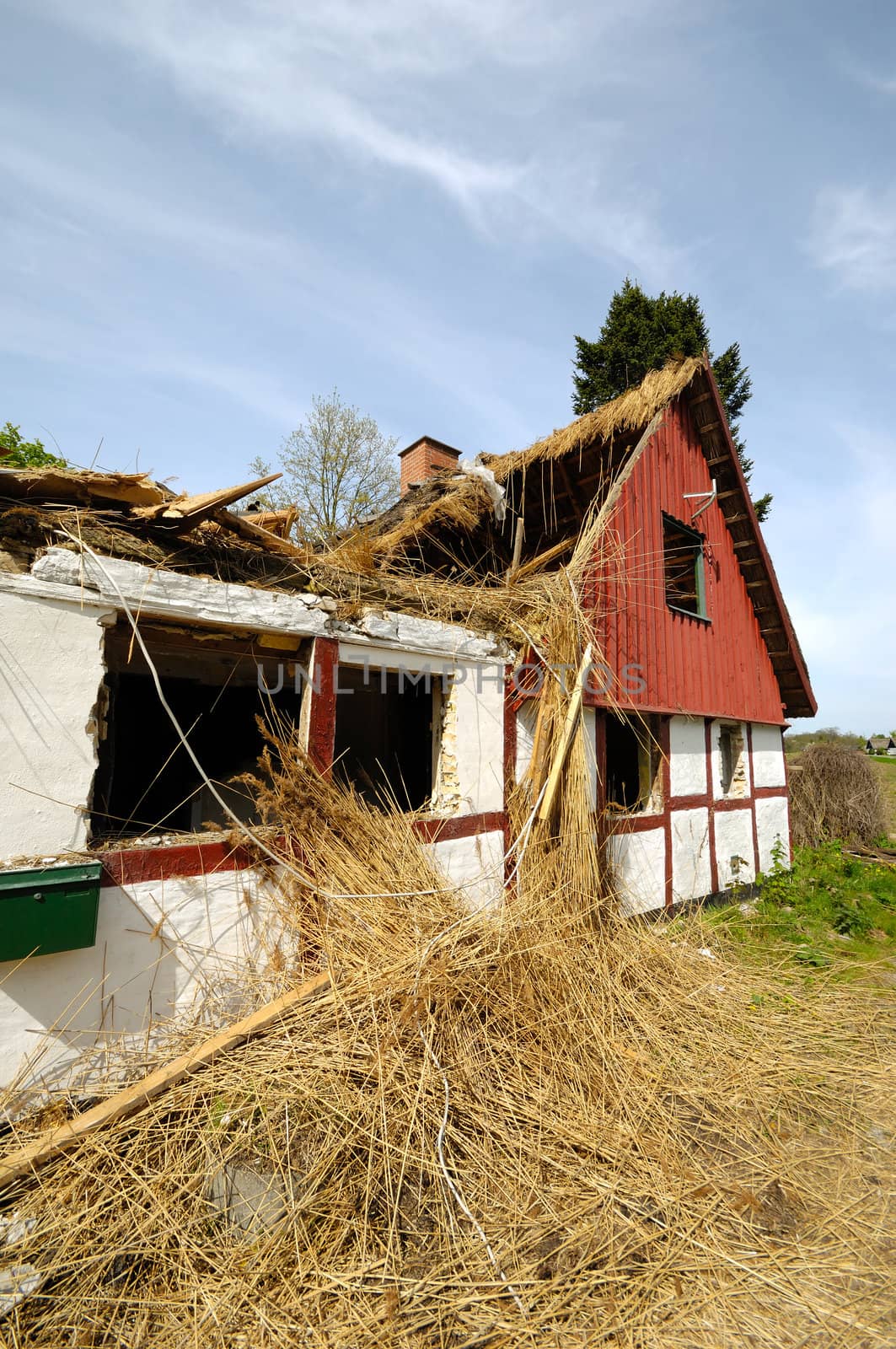 Old abandoned house in ruin by cfoto