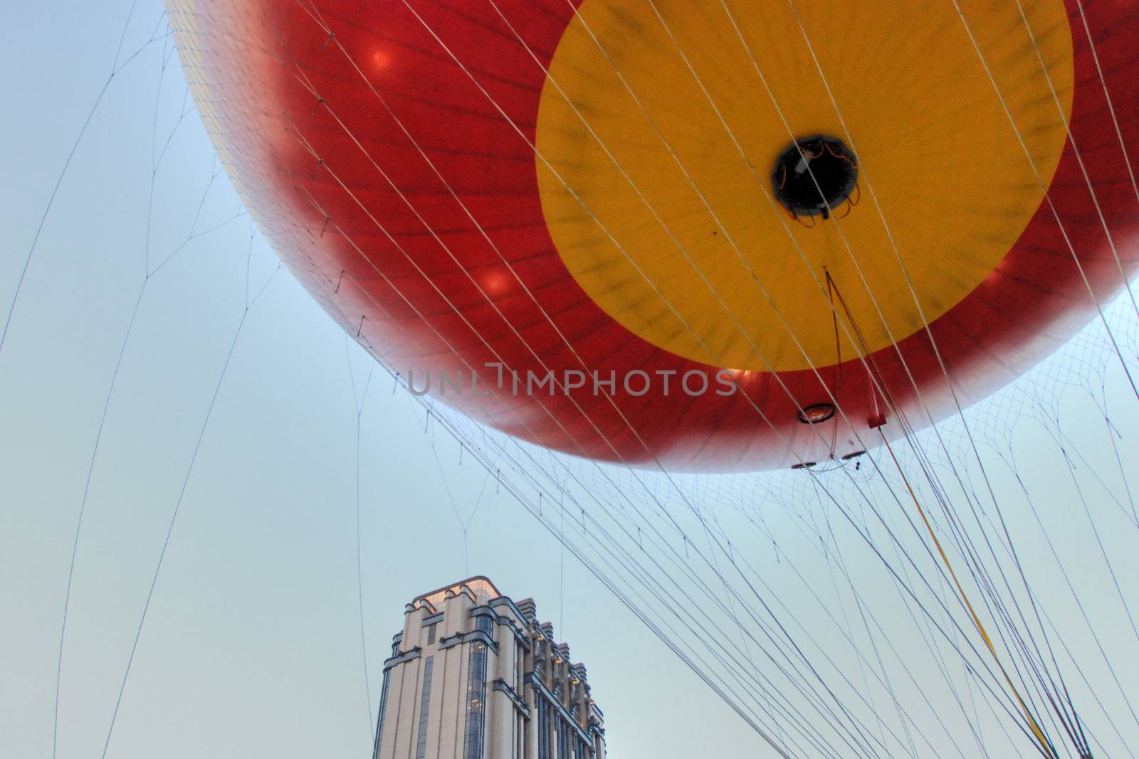 Hot-Air Balloon in Downtown Singapore, August 2007 by jovannig