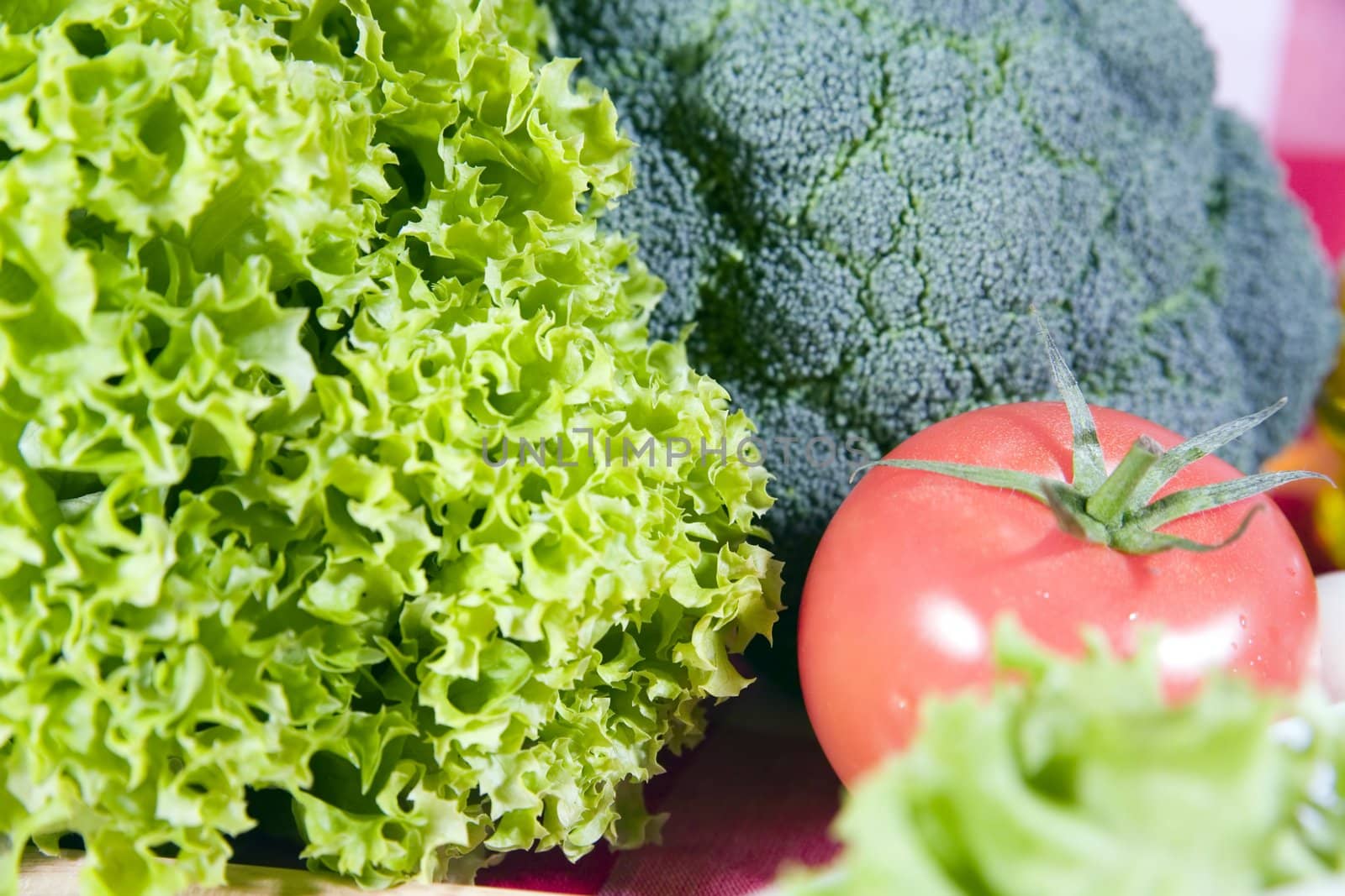 lettuce, broccoli and tomato - hi res 12,7 mpix